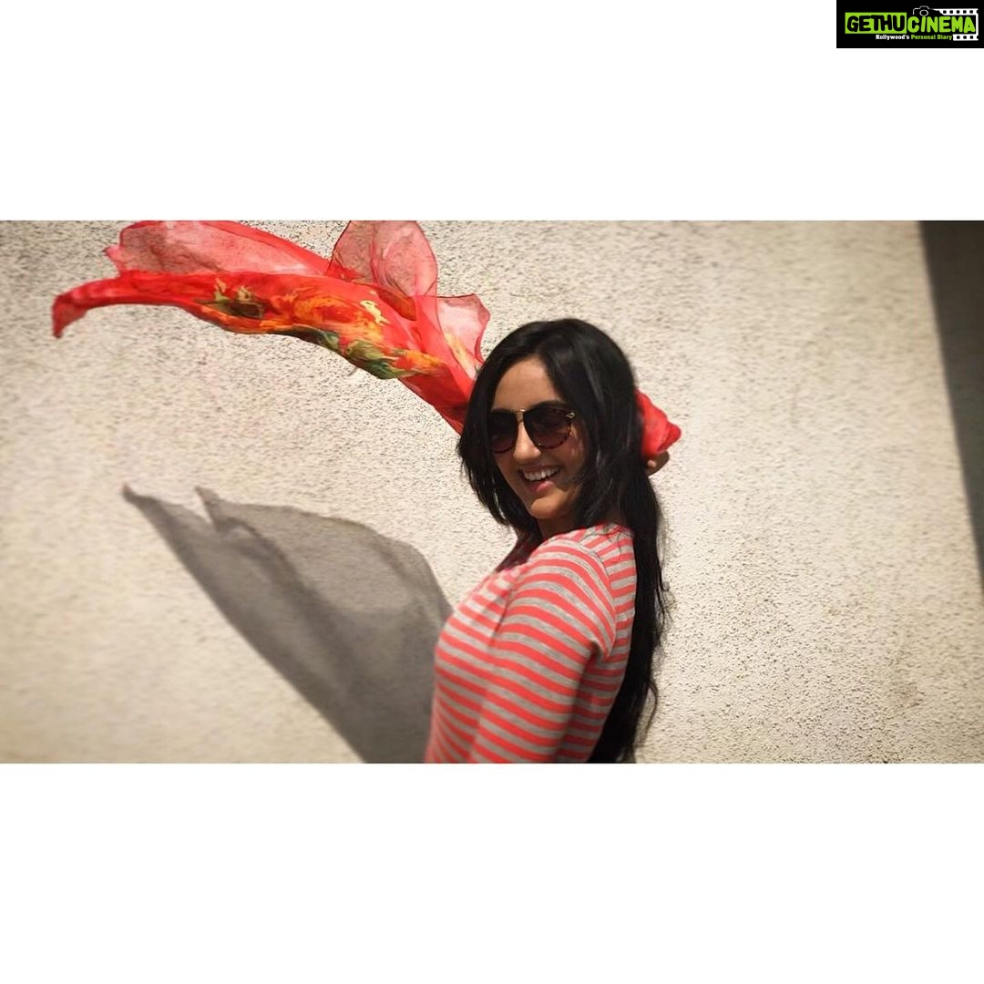 Ashnoor Kaur Instagram - Laal dupatta, udd gaya re tere hawaa ke jhonke se❤️ #GoodMorning #laaldupatta #AshnoorKaur . . Also, happy Easter!❤️