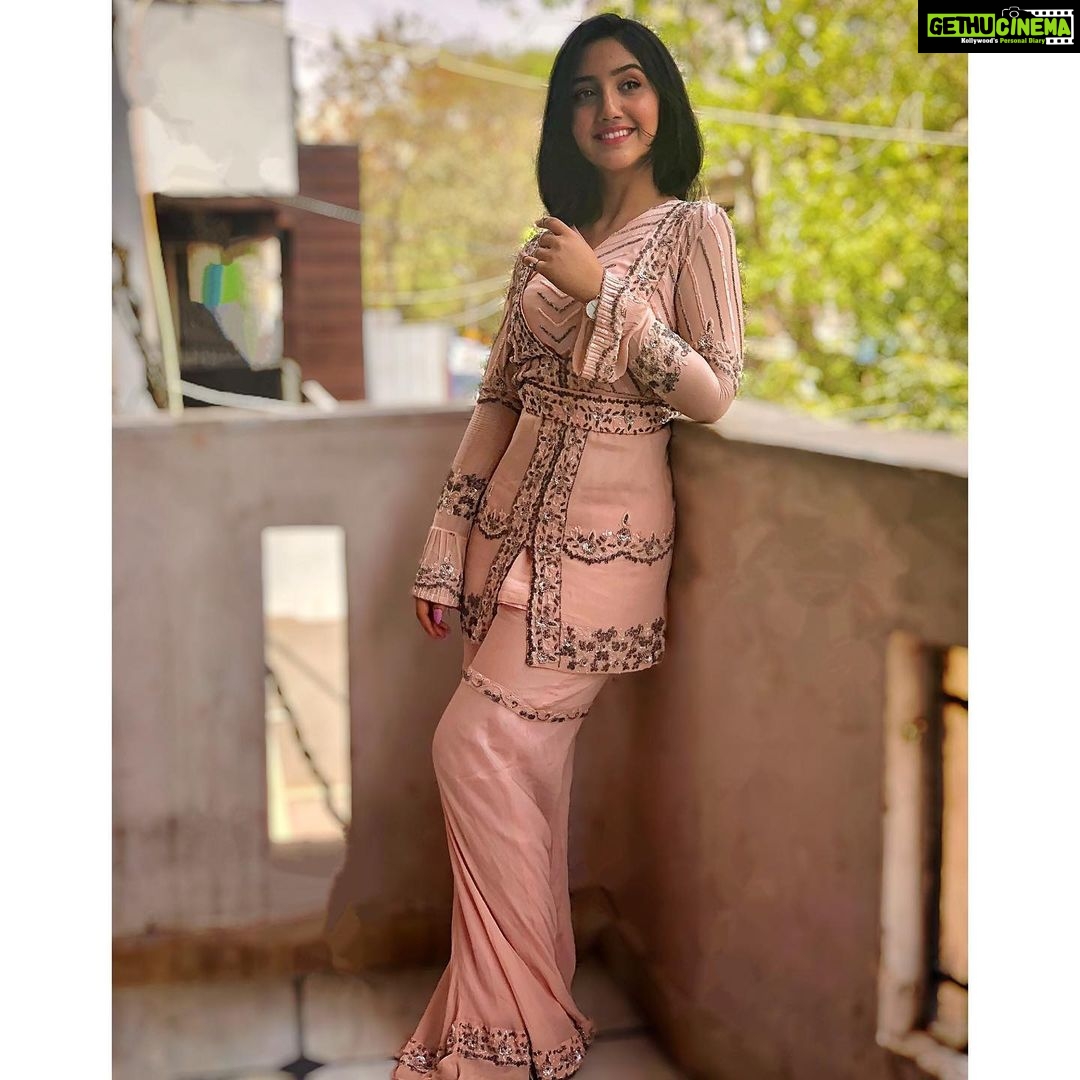 Ashnoor Kaur Instagram - Vaaste jaan bhi doon Main gawaa imaan bhi doon Kismaton ka likha mod doon🎶💞 . . Outfit by - @the_adhya_designer @aradhya_designer @akashidesignerstudio Styled by my- @shrishtimunka ❤️ Dilwalon Ki Delhi