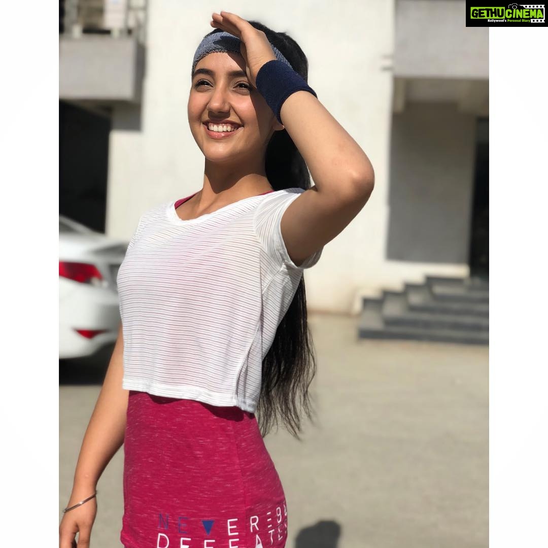 Ashnoor Kaur Instagram - Keep your face towards the sunshine, And shadows will find behind you! #StayMotivated #BeDetermined #PatialaBabes #Sunkissed #KeepMovingForward #AshnoorStyleDiaries