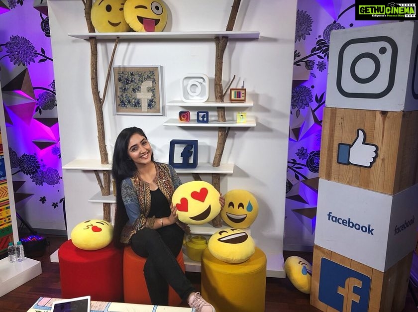 Ashnoor Kaur Instagram - #AboutToday with my lovely emoji friends😍😘 At the @facebook Mumbai head office❤️ @sonytvofficial @charulmalik @paridhiofficial @indiatvnews @sbasintv #PatialaBabes #FacebookLive #ashnoorkaur #xoxo Facebook Mumbai Office