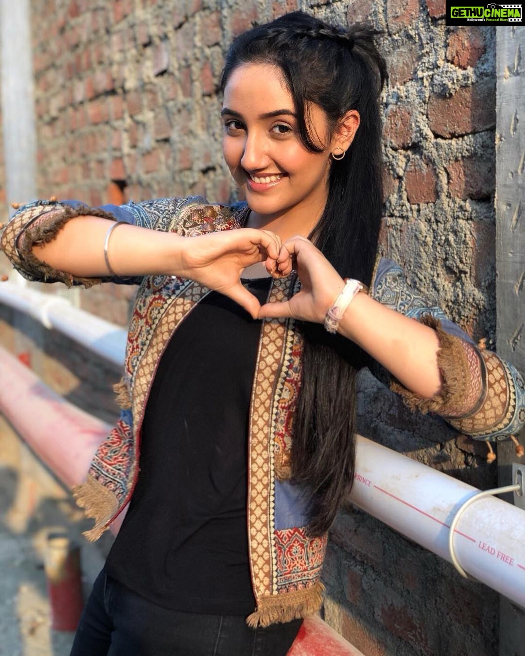 Ashnoor Kaur Instagram - Love my fam❤️ #MorePowerToYou #BlessedToHaveYouGuys #Ashnoorians #HappyValentine