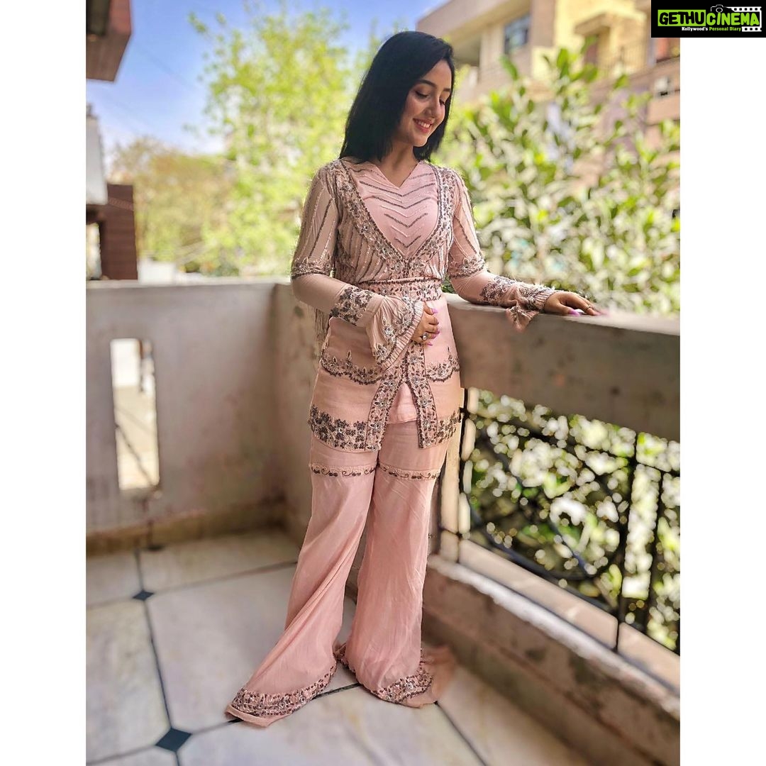 Ashnoor Kaur Instagram - Vaaste jaan bhi doon Main gawaa imaan bhi doon Kismaton ka likha mod doon🎶💞 . . Outfit by - @the_adhya_designer @aradhya_designer @akashidesignerstudio Styled by my- @shrishtimunka ❤️ Dilwalon Ki Delhi