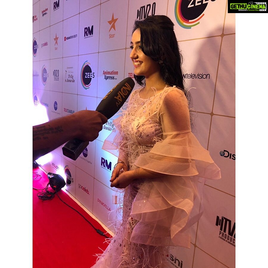 Ashnoor Kaur Instagram - #WhatIWore at the #zee5indiantellyawards2019 @indtellyawards ❤️ Styled by @shrishtimunka Outfit @hubschgowns Jewellery @the_jewel_gallery Makeup @sonugupta9588 Hair @saroj_kadam #AshnoorStyleDiaries Sahara Star
