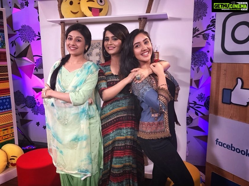 Ashnoor Kaur Instagram - #AboutToday with my lovely emoji friends😍😘 At the @facebook Mumbai head office❤️ @sonytvofficial @charulmalik @paridhiofficial @indiatvnews @sbasintv #PatialaBabes #FacebookLive #ashnoorkaur #xoxo Facebook Mumbai Office