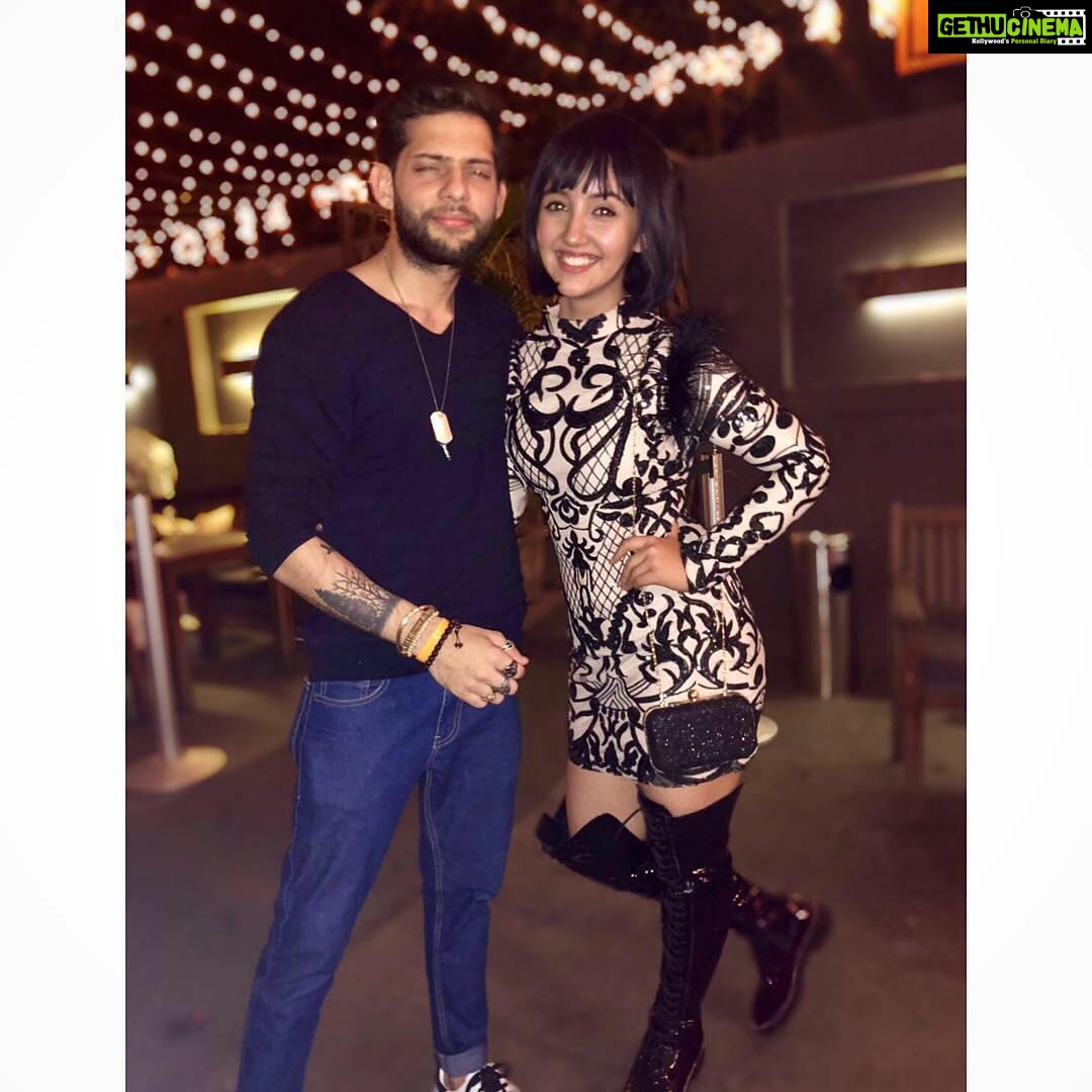 Ashnoor Kaur Instagram - Some pictures from the success party of #PatialaBabes ❤️ More pictures coming up soon! Stay tuned😉 Outfit: @pankhclothing Styled by - @shrishtimunka Assisted by - @thestorytailor_ @sri_naidu111 #AshnoorStyleDiaries Lord of the Drinks