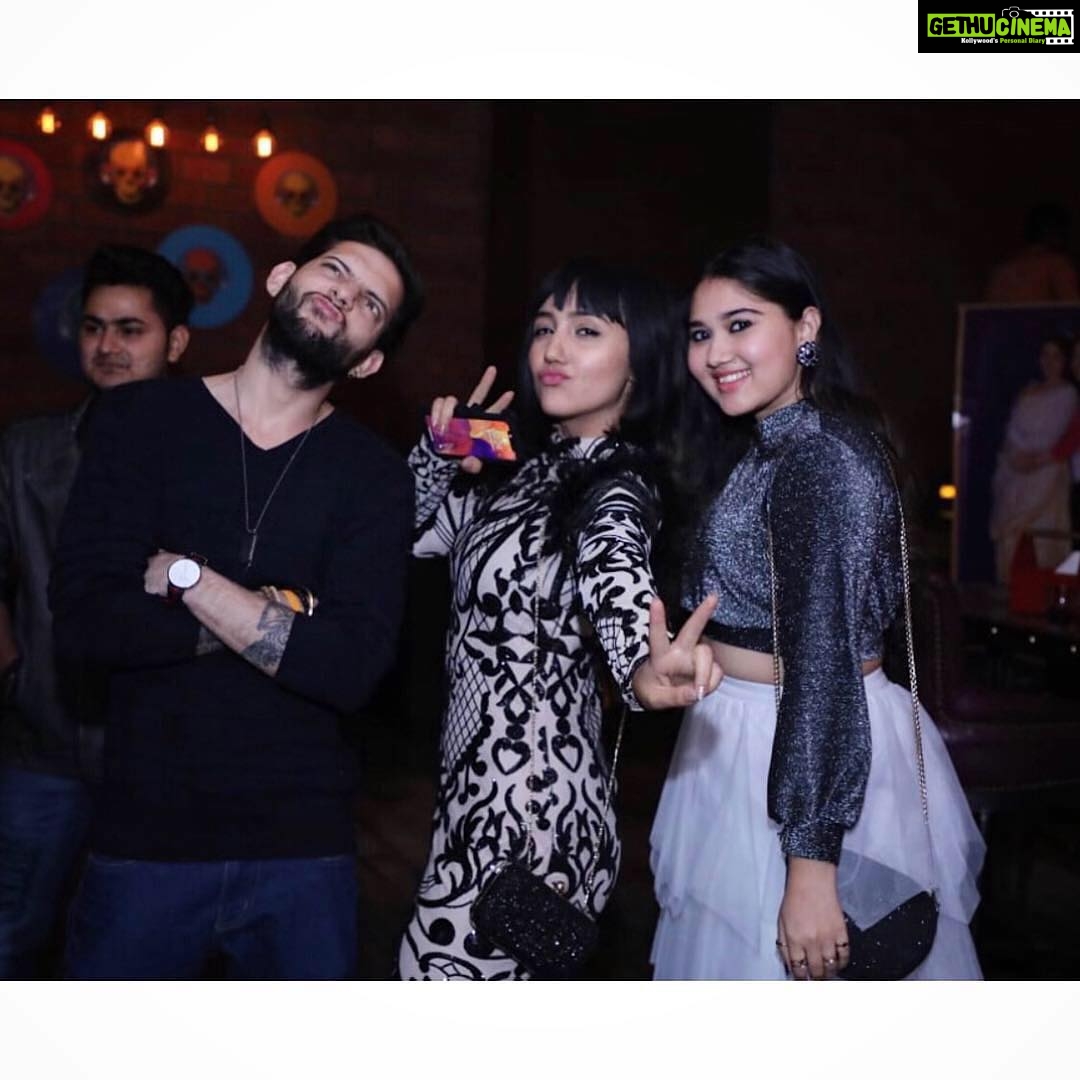 Ashnoor Kaur Instagram - Some pictures from the success party of #PatialaBabes ❤️ More pictures coming up soon! Stay tuned😉 Outfit: @pankhclothing Styled by - @shrishtimunka Assisted by - @thestorytailor_ @sri_naidu111 #AshnoorStyleDiaries Lord of the Drinks