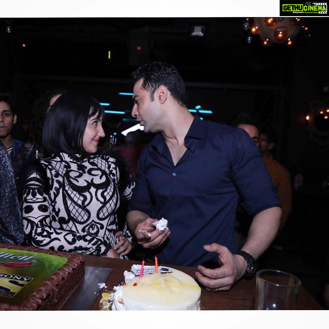 Ashnoor Kaur Instagram - Some pictures from the success party of #PatialaBabes ❤️ More pictures coming up soon! Stay tuned😉 Outfit: @pankhclothing Styled by - @shrishtimunka Assisted by - @thestorytailor_ @sri_naidu111 #AshnoorStyleDiaries Lord of the Drinks