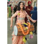 Ashnoor Kaur Instagram - Posting some pictures and #BTS from the #Lohri sequence of #PatialaBabes ❤️ How was your Lohri? #PariNoor #PatialaBabes #MiniKaMickey #Khurannas #offScreenFun #AshnoorStyleDiaries