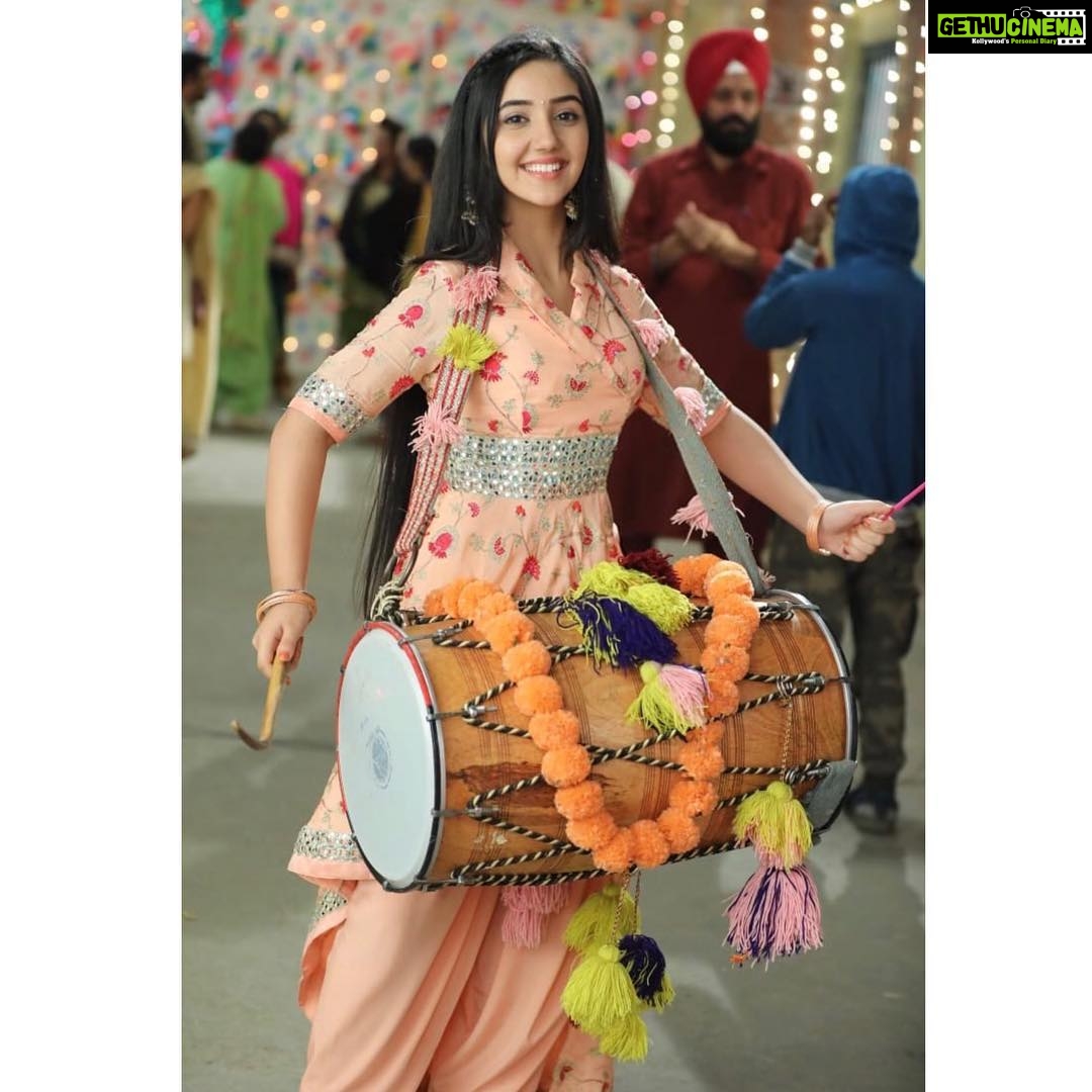 Ashnoor Kaur Instagram - Posting some pictures and #BTS from the #Lohri sequence of #PatialaBabes ❤️ How was your Lohri? #PariNoor #PatialaBabes #MiniKaMickey #Khurannas #offScreenFun #AshnoorStyleDiaries