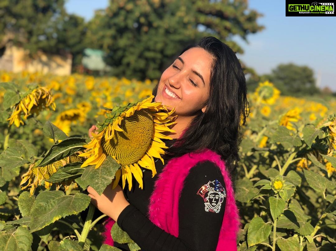 Ashnoor Kaur Instagram - May I grow, so tall and bright, so free and wild, so brave and vibrant, that when you see me standing, you think I’m a sunflower🌻 #NandedTrip #sunflowers #ashnoorkaur #sunflowerfield #MorePicturesComingUp Among The Flowers