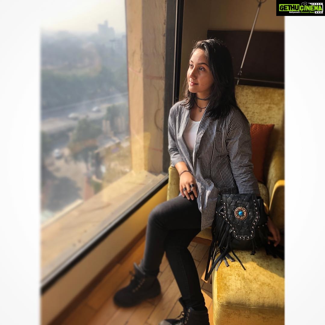 Ashnoor Kaur Instagram - #ootd #MyAirportLook Get my entire look only on @spoylapp and don’t forget to use the code “ASH15” for 15% off on your orders❤️ Outfit+backpack by @spoylapp #spoyl #spoyltbrat #ashnoorkaur #sunkissed #newbeginnings #AshnoorStyleDiaries The Lalit New Delhi
