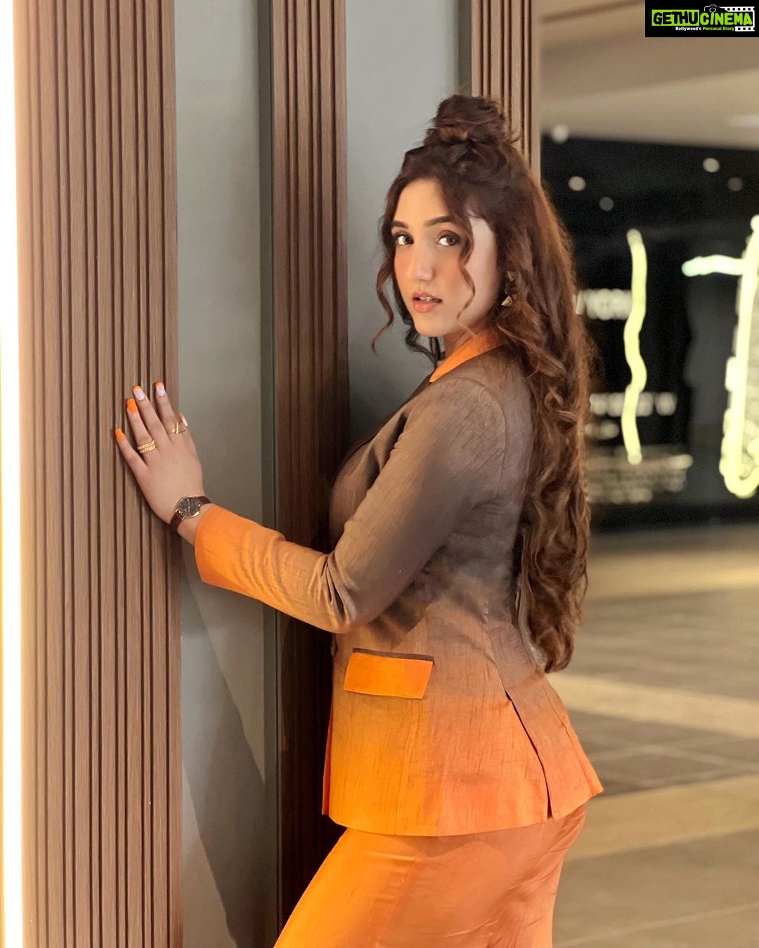 Ashnoor Kaur Instagram - You know you’re on the right path, when merely seeing you makes people jealous🤓🧡 . . . #WhatIWore #ashnoorstylediaries 🧣 @tiara_gal @akansha.27 👗 @chhayagandhi.designstudio 🤝 @prwayfashionconsultancy 💎@ethnicandaz @thepopulor