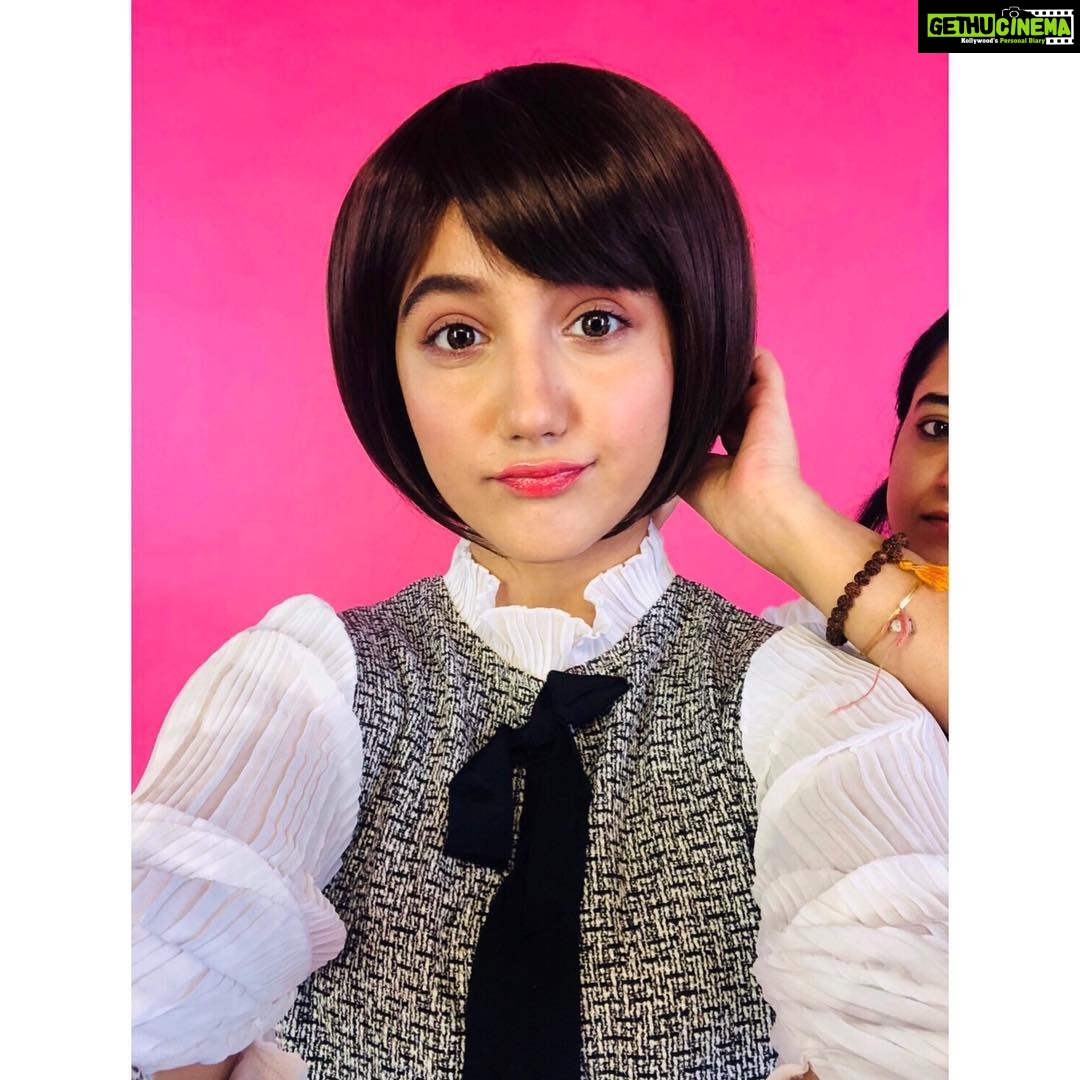 Ashnoor Kaur Instagram - #throwback to this weirdly adorable selfie photobombed by my lovely @alisha_mua 😝❤️ #actorslife #differentlooks #ashnoorkaur #selfieinteruppted #photobombed #AshnoorStyleDiaries