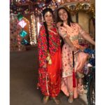 Ashnoor Kaur Instagram - Posting some pictures and #BTS from the #Lohri sequence of #PatialaBabes ❤️ How was your Lohri? #PariNoor #PatialaBabes #MiniKaMickey #Khurannas #offScreenFun #AshnoorStyleDiaries