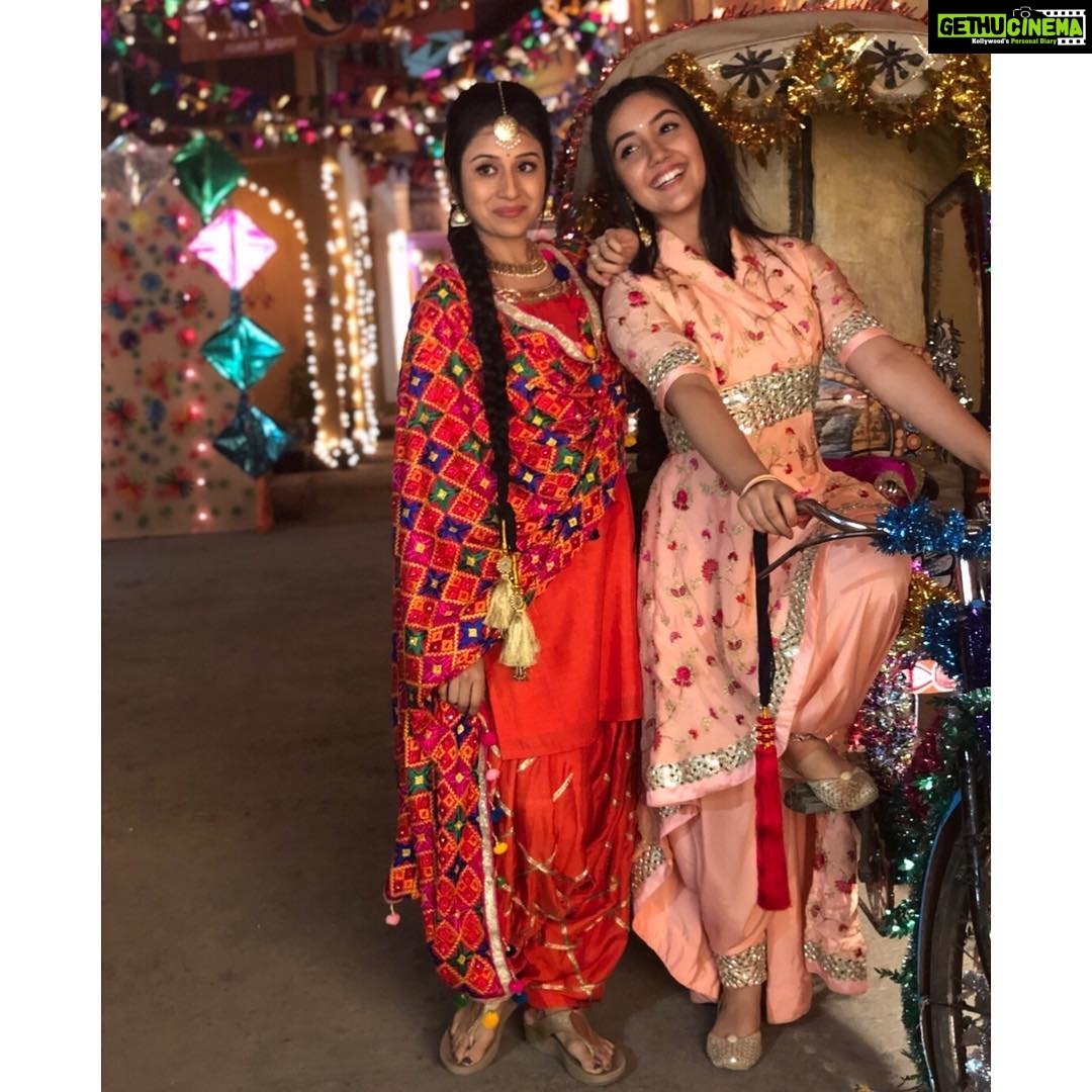 Ashnoor Kaur Instagram - Posting some pictures and #BTS from the #Lohri sequence of #PatialaBabes ❤️ How was your Lohri? #PariNoor #PatialaBabes #MiniKaMickey #Khurannas #offScreenFun #AshnoorStyleDiaries