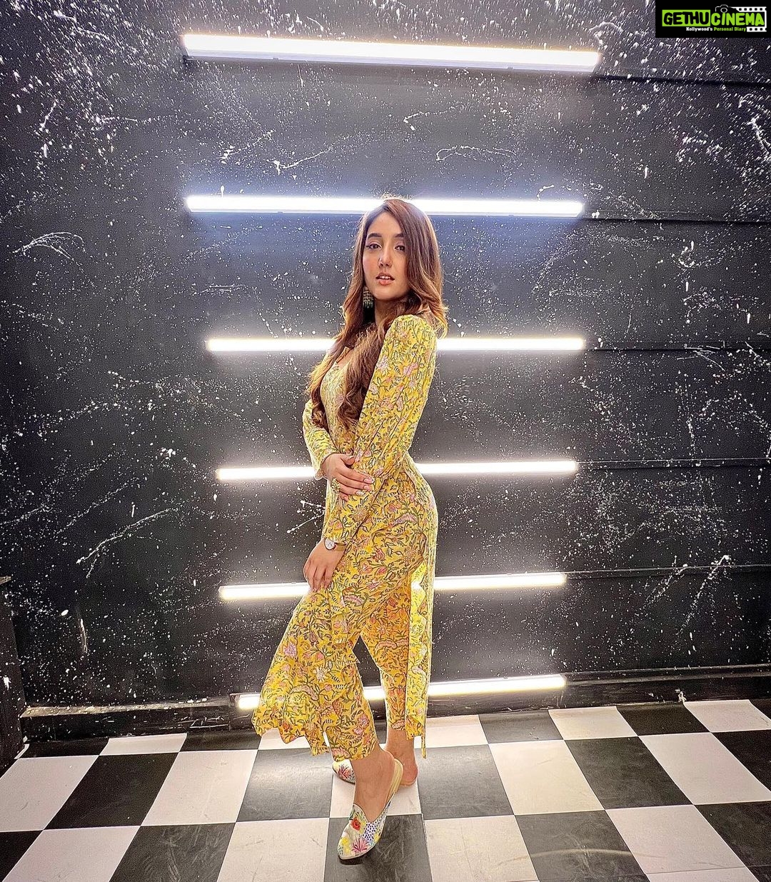 Ashnoor Kaur Instagram - Saying hello in yellow🌻 . . . #WhatIWore #ashnoorstylediaries Styling @akansha.27 @tiara_gal Outfit @shaakha_online Jewellery @rimayu07 Footwear @paioshoes Assisted @devanshi_navadiya @akritipeerless MUAH @makeupbysurbhik @hairtrendzbysmieta