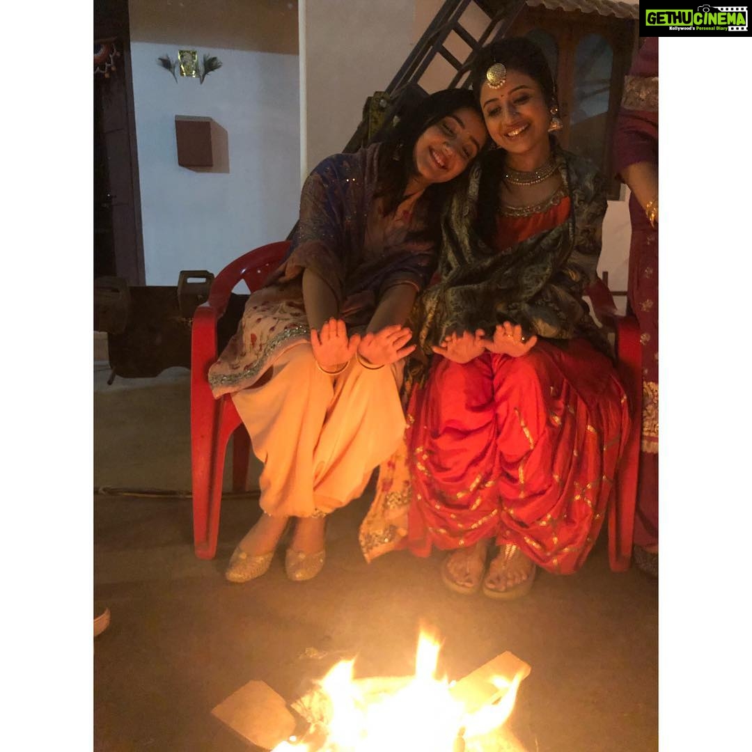 Ashnoor Kaur Instagram - Posting some pictures and #BTS from the #Lohri sequence of #PatialaBabes ❤️ How was your Lohri? #PariNoor #PatialaBabes #MiniKaMickey #Khurannas #offScreenFun #AshnoorStyleDiaries