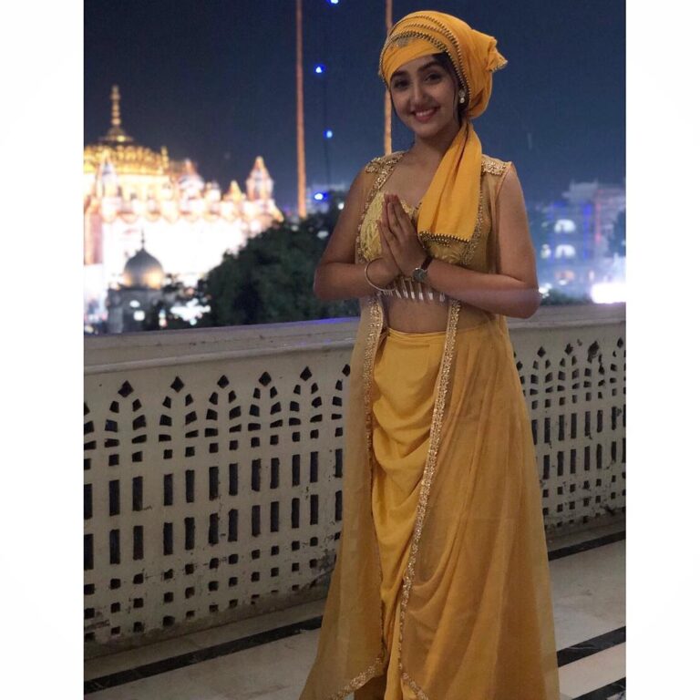 Ashnoor Kaur Instagram - #LastPostOf2018 So this year has been just sooo special!❤️ Ending it with the ones I can’t thank enough, Waheguru, my parents and of course, my lovely fans, my extended family! This year, I had my first ever appearance on the big screen, got to work with great directors like @hirani.rajkumar sir and @anuragkashyap10 sir, our insta family crossed 1M, I came in 10th🙈 made so many new friends, bonded even more with a few old ones, got “Patiala Babes”, to count a few special things, but there are so many more! It has been a rocking year! My 2018 started, and ended with Waheguru’s blessings! Thank you 2018 for shaping me into the person I am today! For making me grow in different fields of my life! I’m gonna carry so many memories in my heart from 2018 and can’t wait for 2019, to see what has it got for me! So 2019, HERE I COMEEE!!! Styled by soon to be birthday girl @shrishtimunka ❤️ Outfit by @akashidesignerstudio Jewellery by @the_jewel_gallery #ashnoorkaur #waheguru #AshnoorStyleDiaries