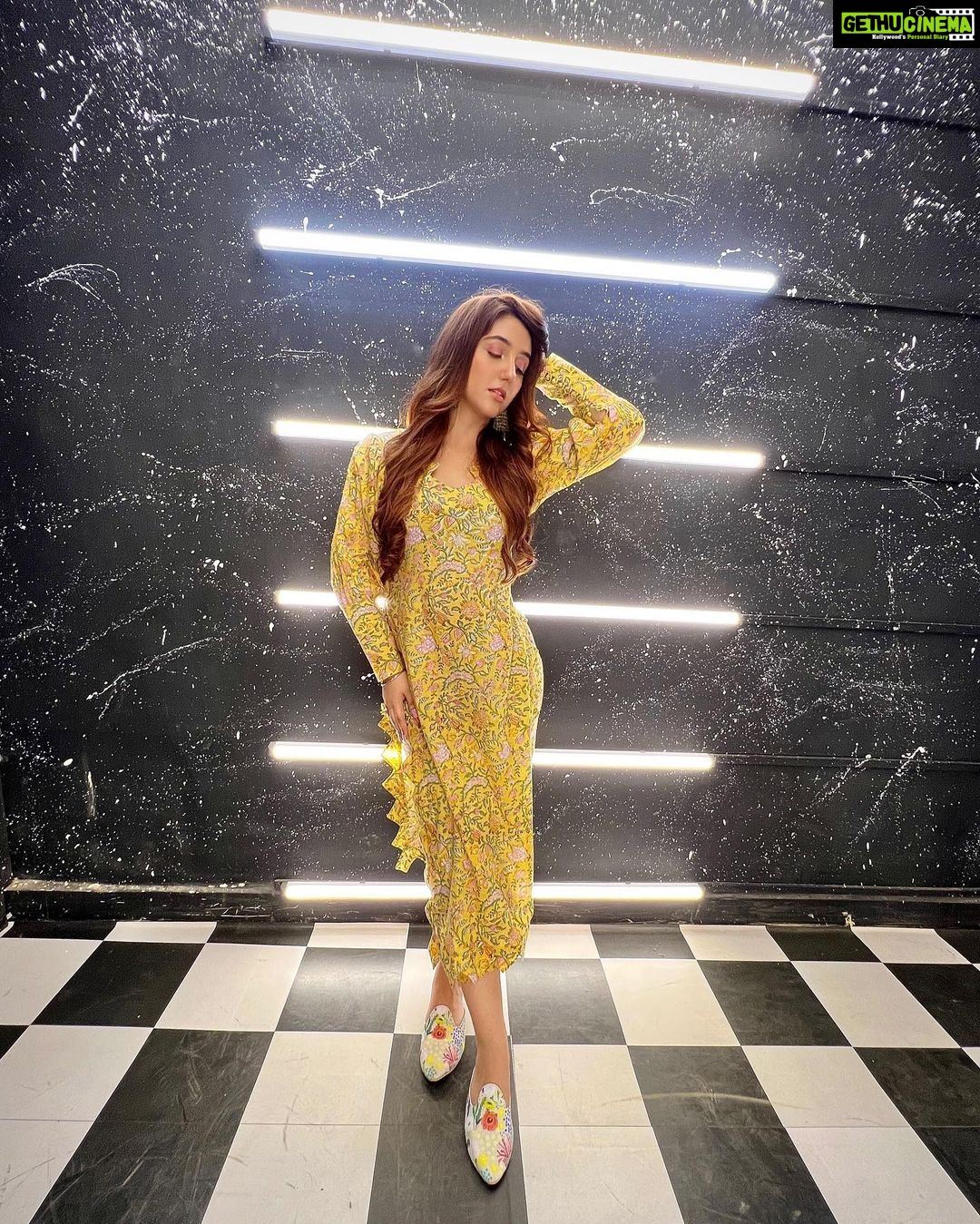 Ashnoor Kaur Instagram - Saying hello in yellow🌻 . . . #WhatIWore #ashnoorstylediaries Styling @akansha.27 @tiara_gal Outfit @shaakha_online Jewellery @rimayu07 Footwear @paioshoes Assisted @devanshi_navadiya @akritipeerless MUAH @makeupbysurbhik @hairtrendzbysmieta
