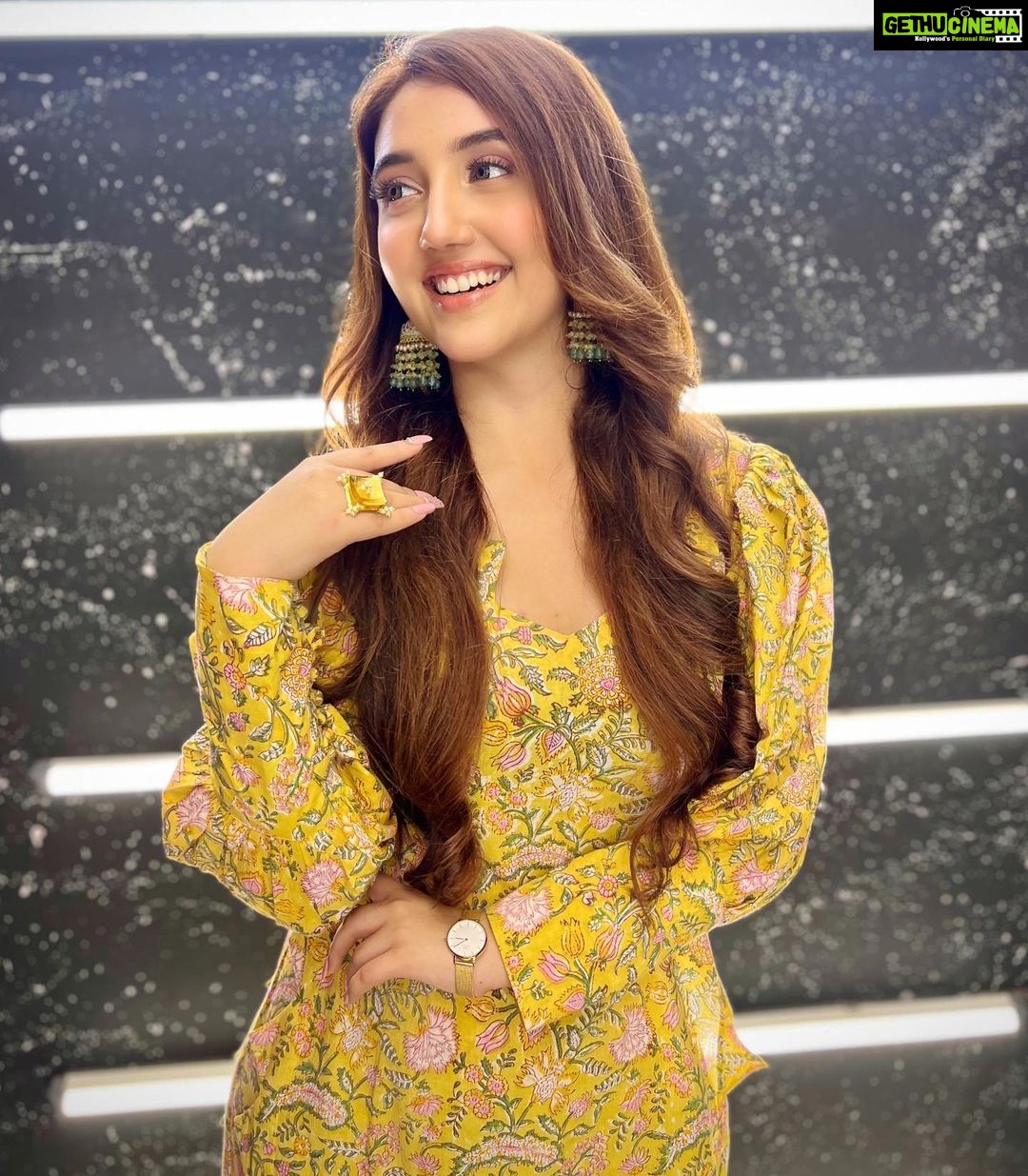 Ashnoor Kaur Instagram - Saying hello in yellow🌻 . . . #WhatIWore #ashnoorstylediaries Styling @akansha.27 @tiara_gal Outfit @shaakha_online Jewellery @rimayu07 Footwear @paioshoes Assisted @devanshi_navadiya @akritipeerless MUAH @makeupbysurbhik @hairtrendzbysmieta