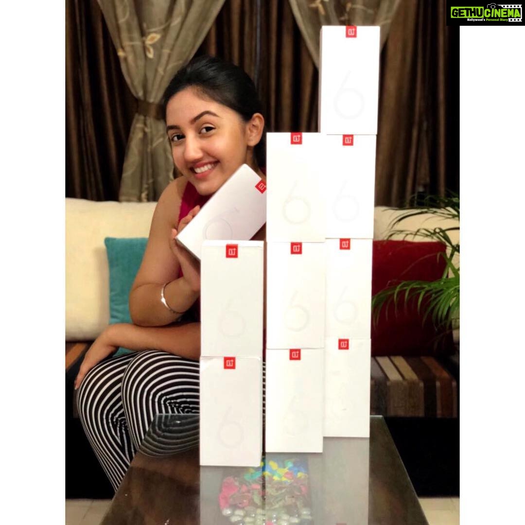 Ashnoor Kaur Instagram - Looking to win a #OnePlus6 and incredible OnePlus accessories? Follow @OnePlus_India now! Winners will be announced on the brand page ♥️♥️♥️