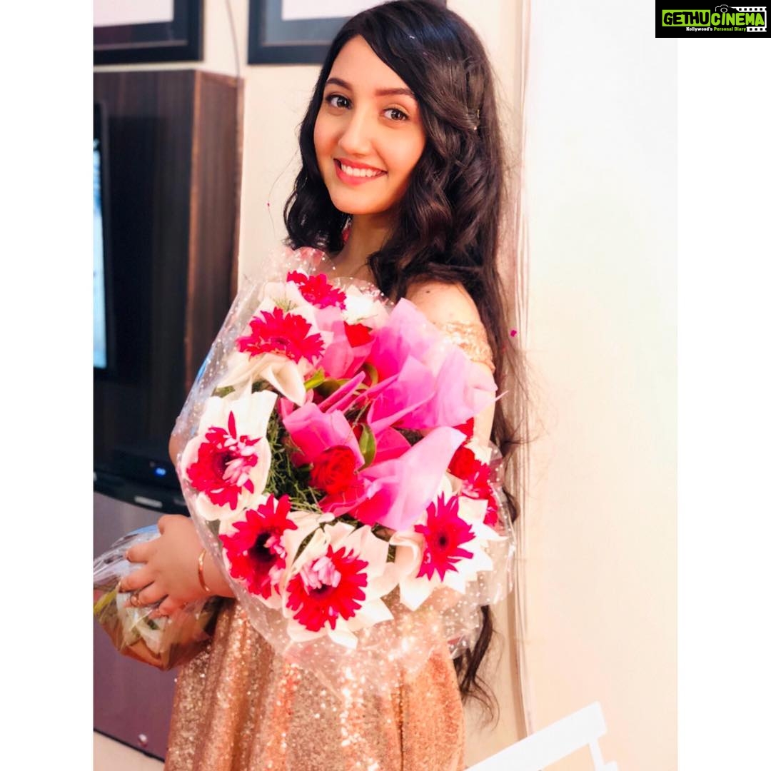 Ashnoor Kaur Instagram - Your soul is attracted to people, just like the way flowers are attracted to sun.. Surround yourself only with those who want to see you grow❤️ Do you like flowers? #ashnoorkaur #flowers #grow #yourselfFirst #throwback to @celebrityface #loveyourself