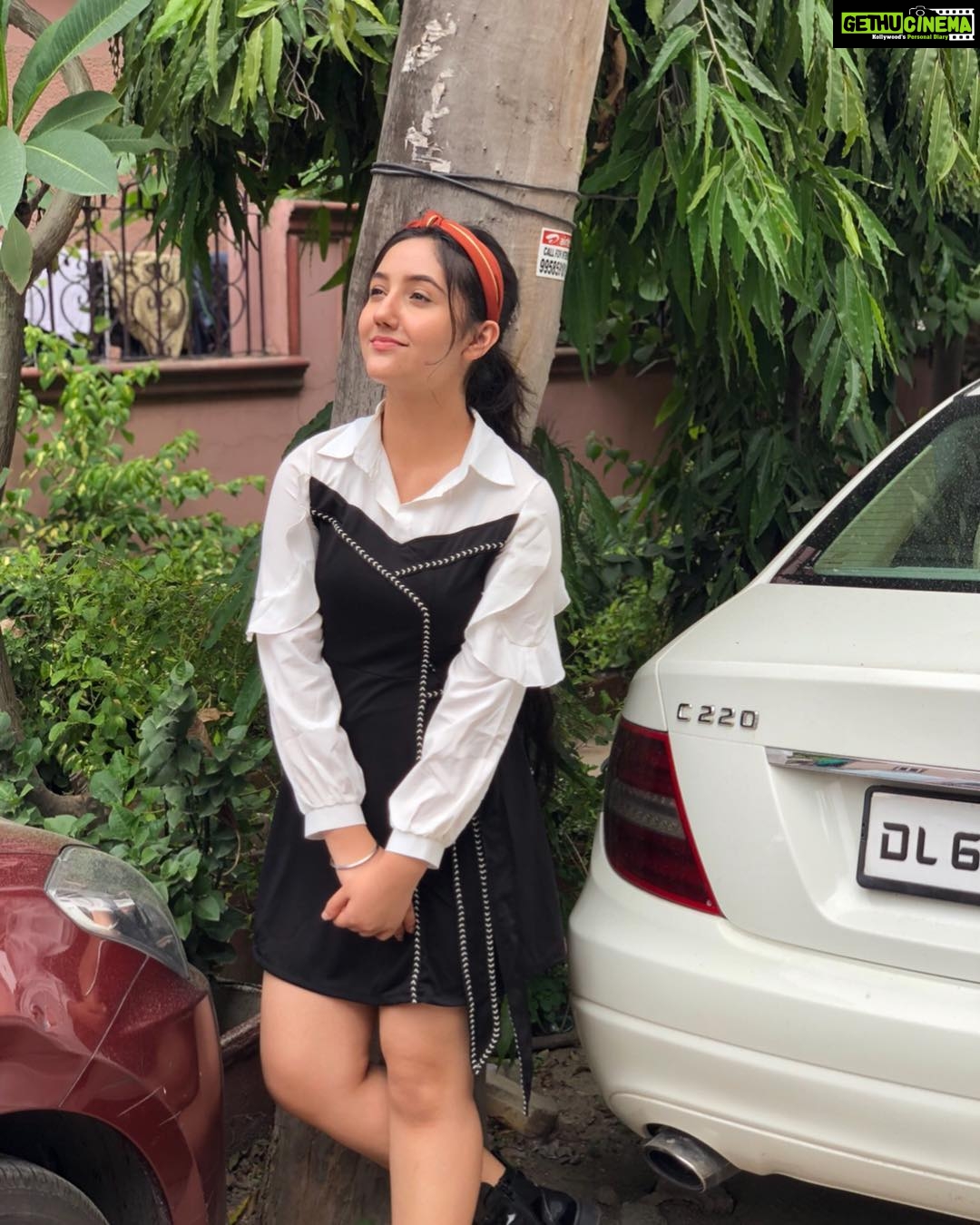 Ashnoor Kaur Instagram - Someday everything will make sense, So for now, laugh at the confusion, smile through the tears, and keep reminding yourself, that everything happens for a reason! . . Wearing @unique_world30 #ashnoorkaur #loveyourself #liveinthemoment #yourselfBeforeAnyone