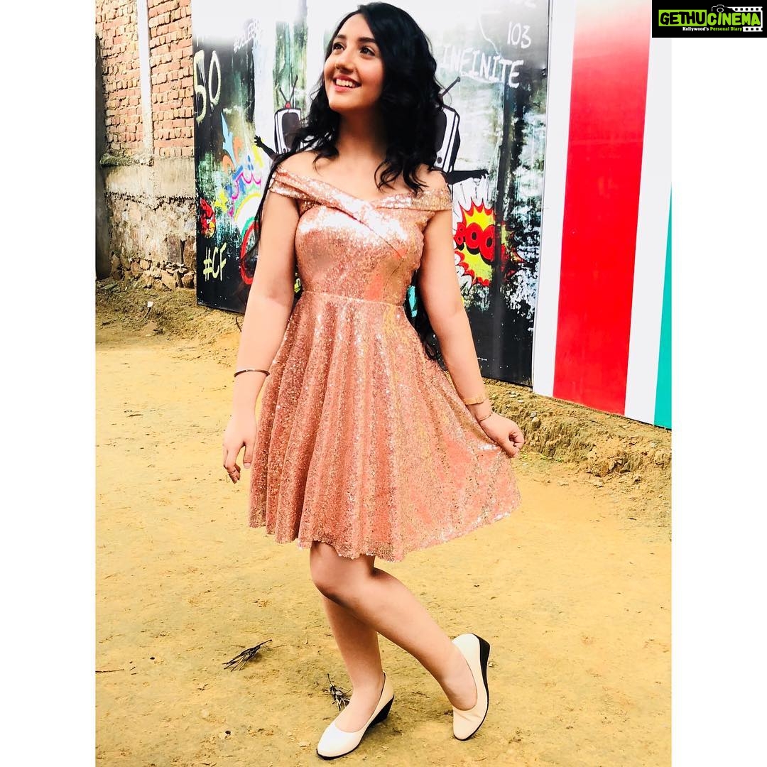 Ashnoor Kaur Instagram - Had a lovelyyyy time at @celebrityface Thank you so much for coming to meet me, and the lovely team for the warmth.. muahhh😘 Lotsa love! @celebrityface @irakeshdwivedi . . Dress @sewbery Mua/Hair @celebrityfacemakeovers Which city are you from? Celebrity Face Villa