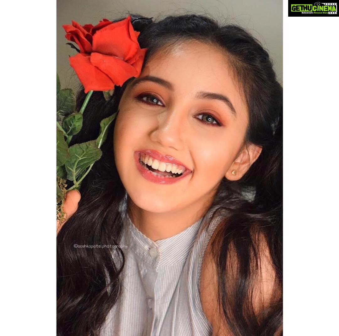Ashnoor Kaur Instagram - When you see something beautiful in someone, tell them.. It would only take a second for you to say, but for them, it could last a lifetime!🌹 . . What is your favourite rose colour? Mine is red!🌹 . . Captured by @aashkapatelphotography Mua/hair @sachiandsaloni