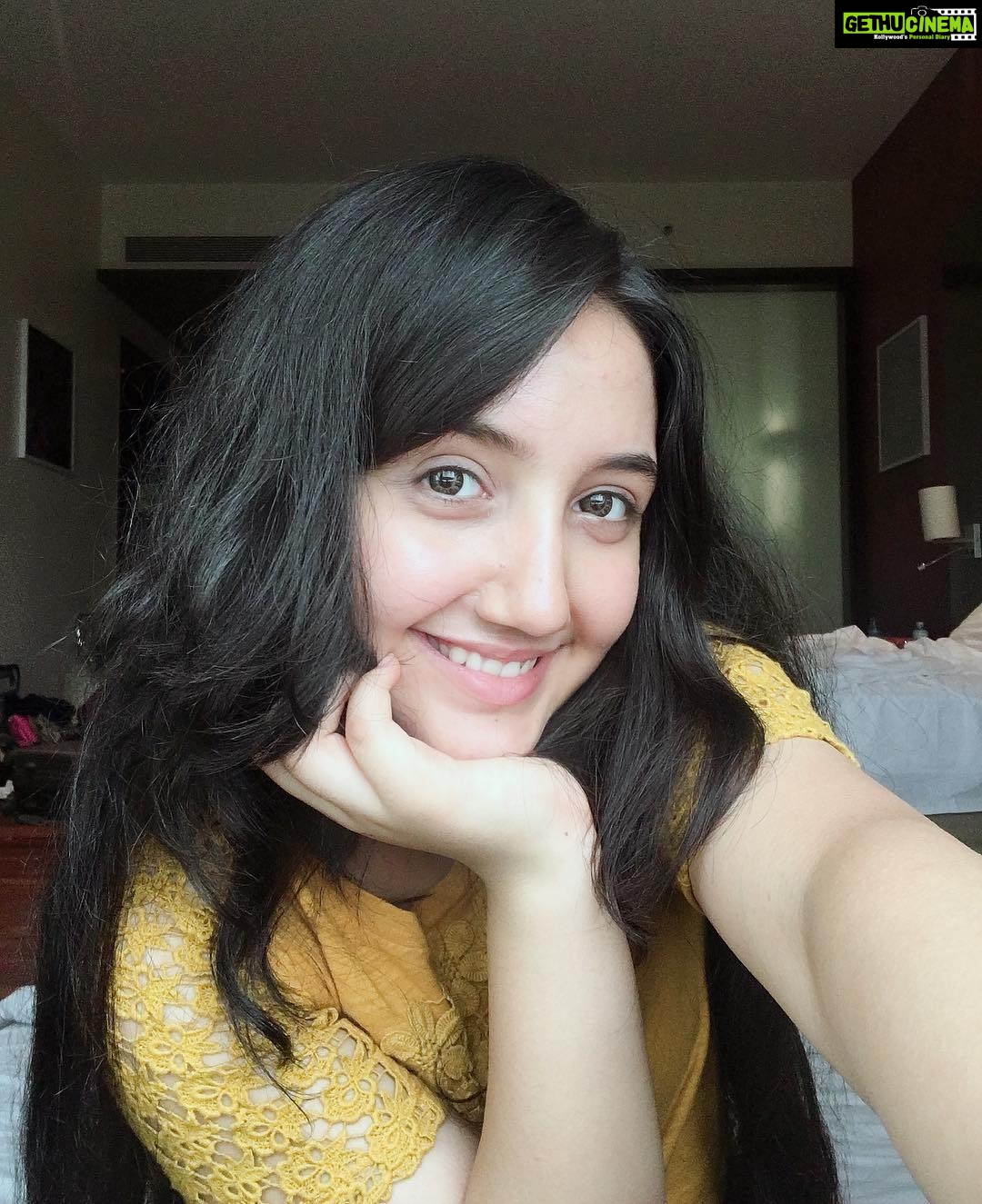 Ashnoor Kaur Instagram - Hey you, yes you, the one reading this, SMILE! Because you are beautiful🤗 #smile #bePositive #ashnoorkaur #nomakeup What is mostly the reason behind your smile? Let me know❤️