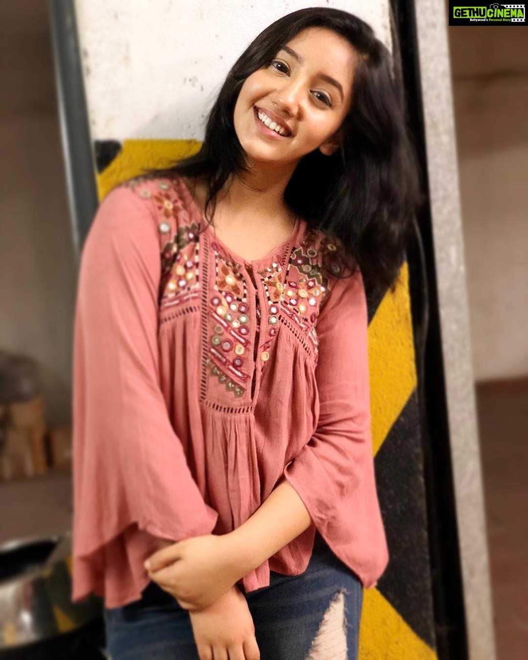 Ashnoor Kaur Instagram - Keep smiling because life is a beautiful thing, and there’s so much to smile about, only if you don’t let the negative overshadow the positive✨❤️ #ashnoorkaur #bepositive #loveyourself