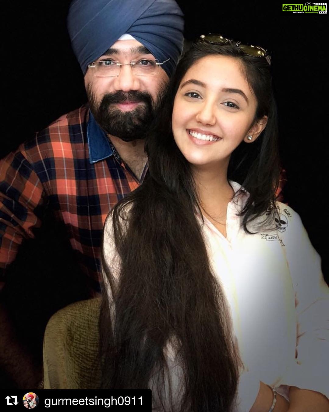 Ashnoor Kaur Instagram - Pa is on Instagram guys!🙈 Go show some love to my partner-in-crime!❤️ I’m #DaddysGirl #Repost @gurmeetsingh0911 . . . Father Daughter Duo...@ Cafe Coffee Day