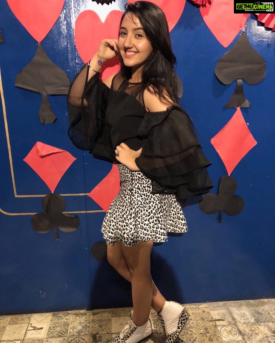 Ashnoor Kaur Instagram - #ootd #ashnoorkaur Kasino Bar