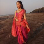 Ashnoor Kaur Instagram - The day when, Tan was the makeup And the salty-winds, the hairstylist!✨ Miss this so much!🙁❤️ #Vilas #prithvivallabh #ashnoorkaur #nostalgia @writersgalaxyofficial Sandy Toes