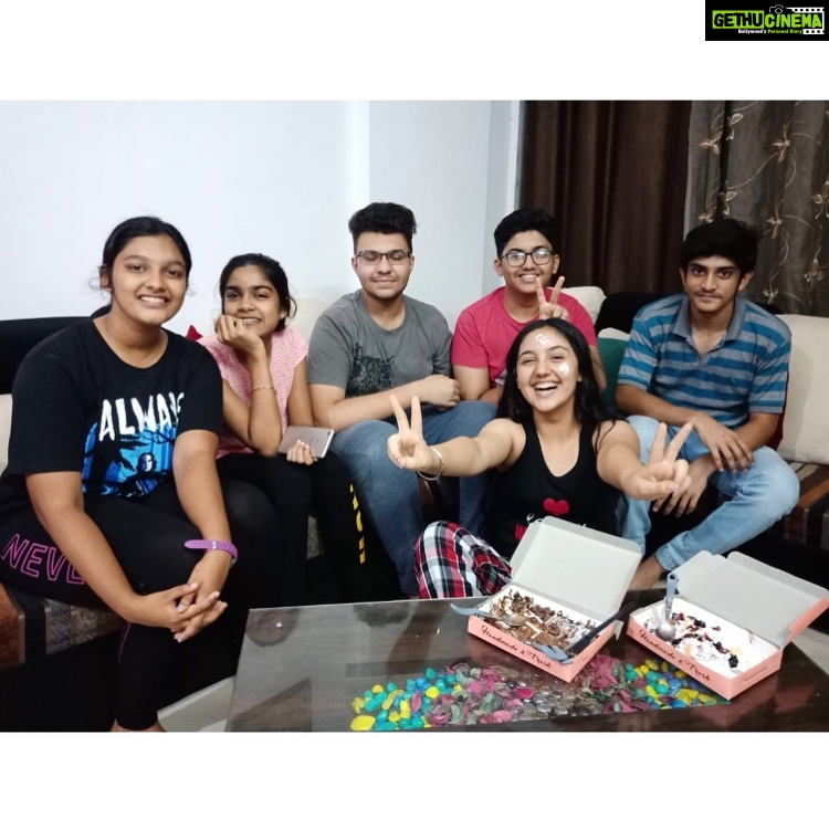 Ashnoor Kaur Instagram - #MidNightSurprises #loveMyFriends #ashnoorkaur #happyBirthdayToMe 😁😂❤️