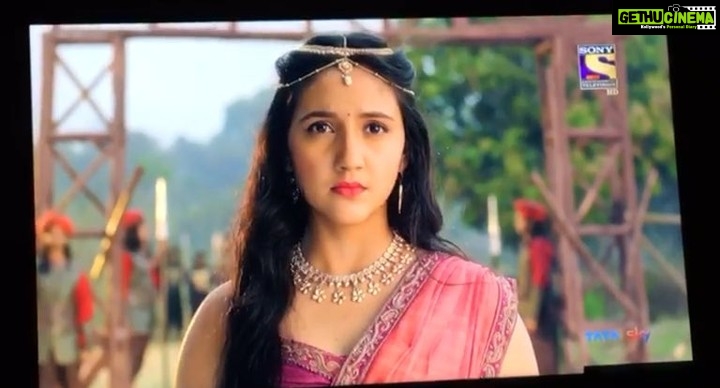 Ashnoor Kaur Instagram - Highlights from yesterday’s scene for those who missed it🤗 @sheezan9 when #Vilas and #Bhoj met for the first time! what do you think about the scene ? #prithvivallabh #newstorybegins #ashnoorkaur @writersgalaxyofficial Catch behind the scenes and the making in my story💕