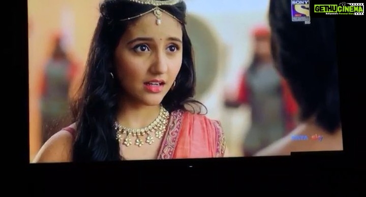 Ashnoor Kaur Instagram - Highlights from yesterday’s scene for those who missed it🤗 @sheezan9 when #Vilas and #Bhoj met for the first time! what do you think about the scene ? #prithvivallabh #newstorybegins #ashnoorkaur @writersgalaxyofficial Catch behind the scenes and the making in my story💕