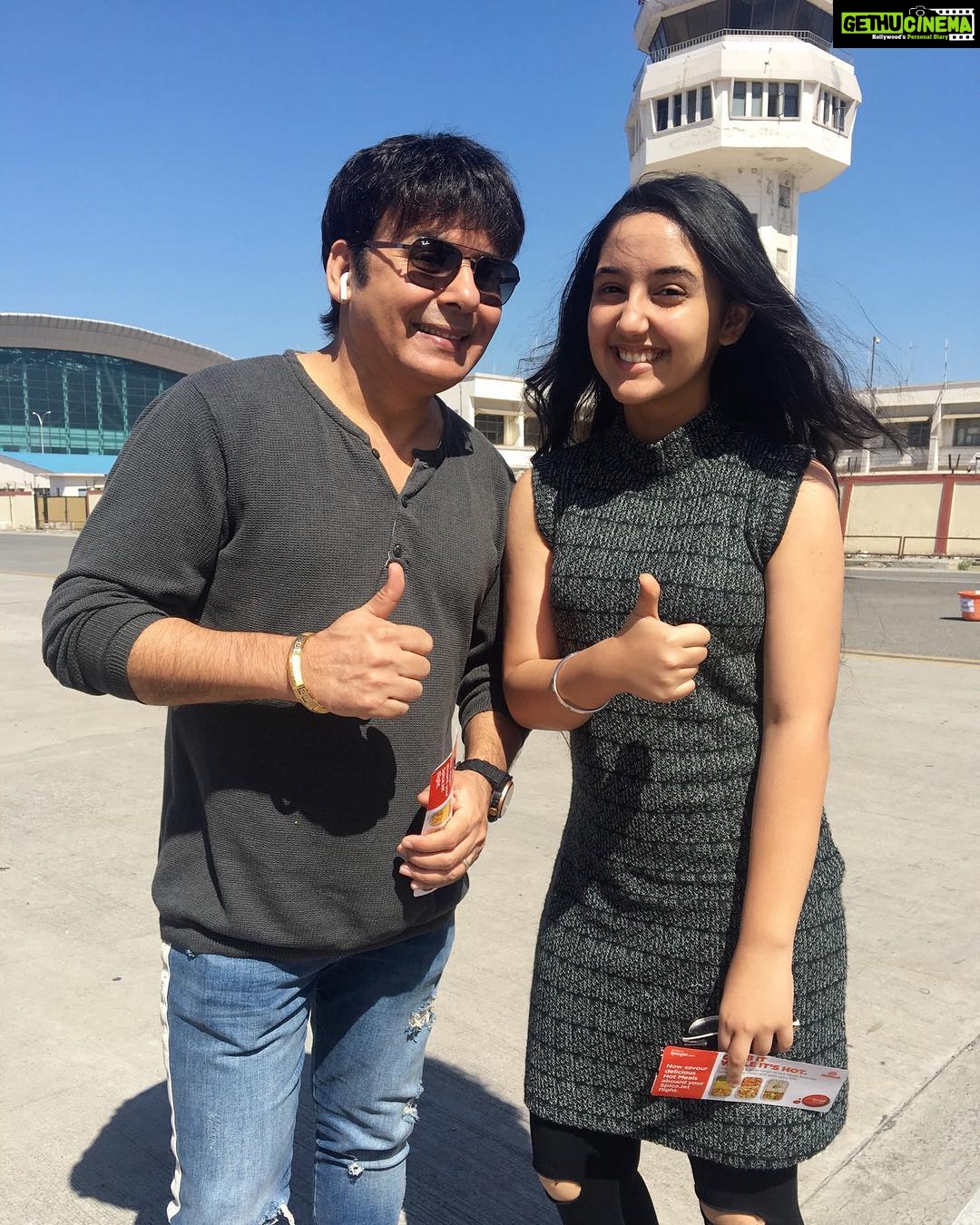Ashnoor Kaur Instagram - #Amritsar to #Mumbai journey with @realsudeshlehri , it was lovely meeting you😊 #MumbaiAmComingBack #ashnoorkaur #travel
