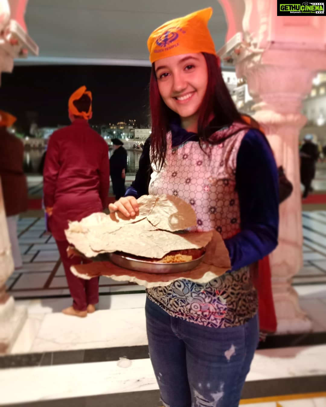 Ashnoor Kaur Instagram - #Amritsar #TheHolyCity #Manmarziyaan #FeelBlessed Tysm Amritsar for all the love and blessings! See you soon again after a short exam breakđ Golden Temple ā¨ļāŠā¨°āŠ ā¨šā¨°ā¨ŋā¨ŽāŠ°ā¨Ļ⍰ ā¨¸ā¨žā¨šā¨ŋā¨Ŧ