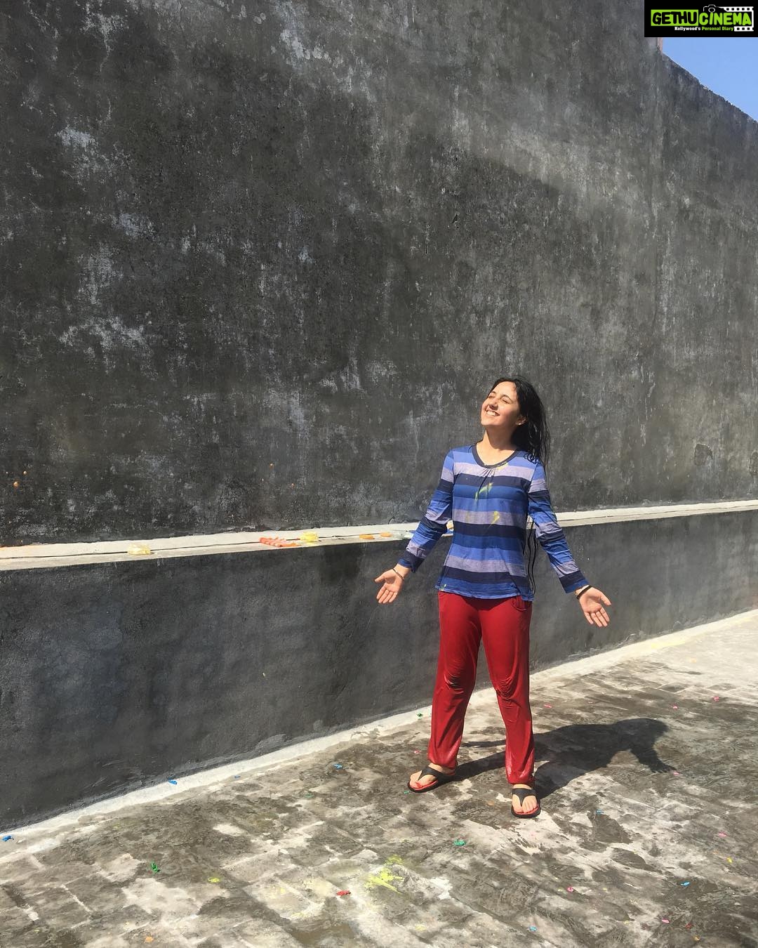Ashnoor Kaur Instagram - After holi scenes be likeππ»ββοΈπ #SunKissed #ashnoorkaur #happyHoli How did you celebrate holi?