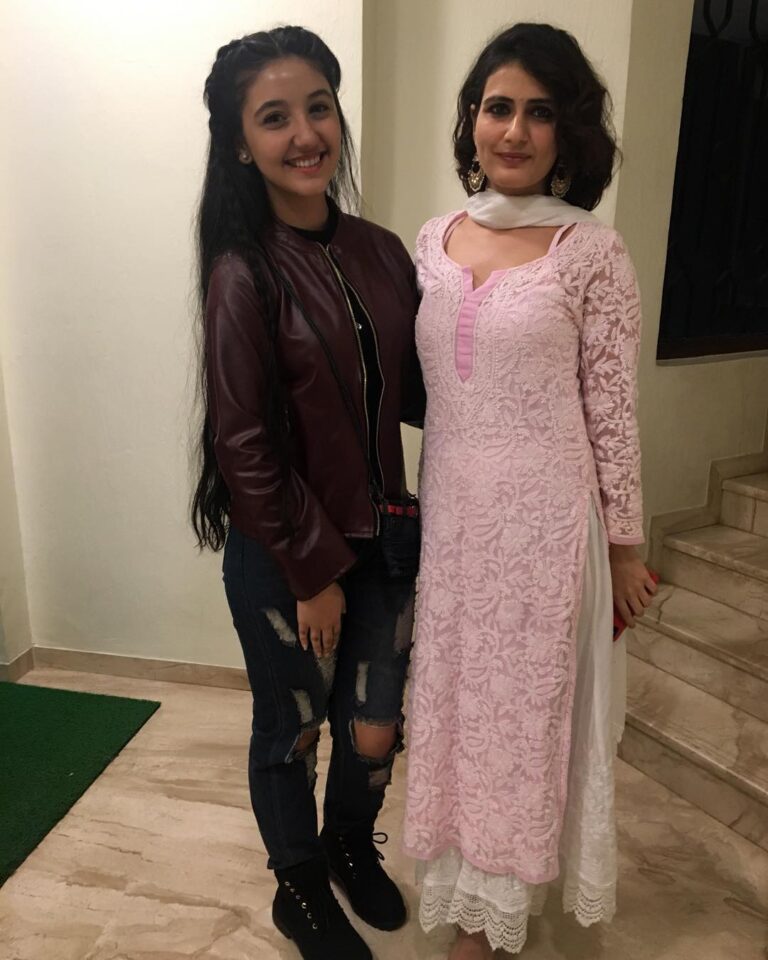 Ashnoor Kaur Instagram - It was lovely meeting her, such a beautiful person inside out!😊 #GeetaFromDangal #PreviewOfCoco #ashnoorkaur