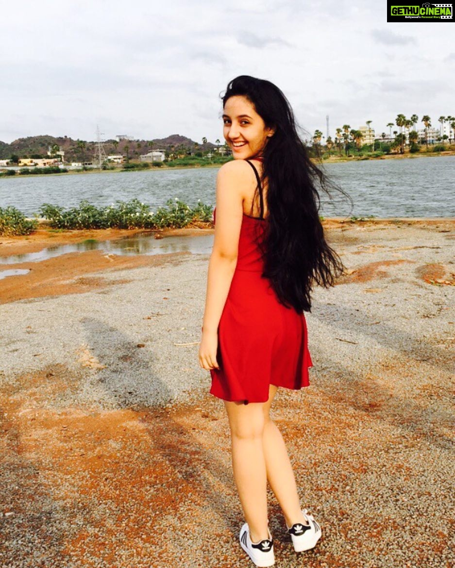 Ashnoor Kaur Instagram - #throwback #3monthsbefore #hyderabadscenes