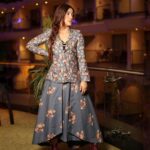 Ashnoor Kaur Instagram - Grace is the face you wear when you meet raw imperfections🤍 . . . #AboutLastNight #WhatIWore #AshnoorStyleDiaries 👗 @pasha.india 🧣 @akansha.27 @tiara_gal 📸 @akphotography_mumbai