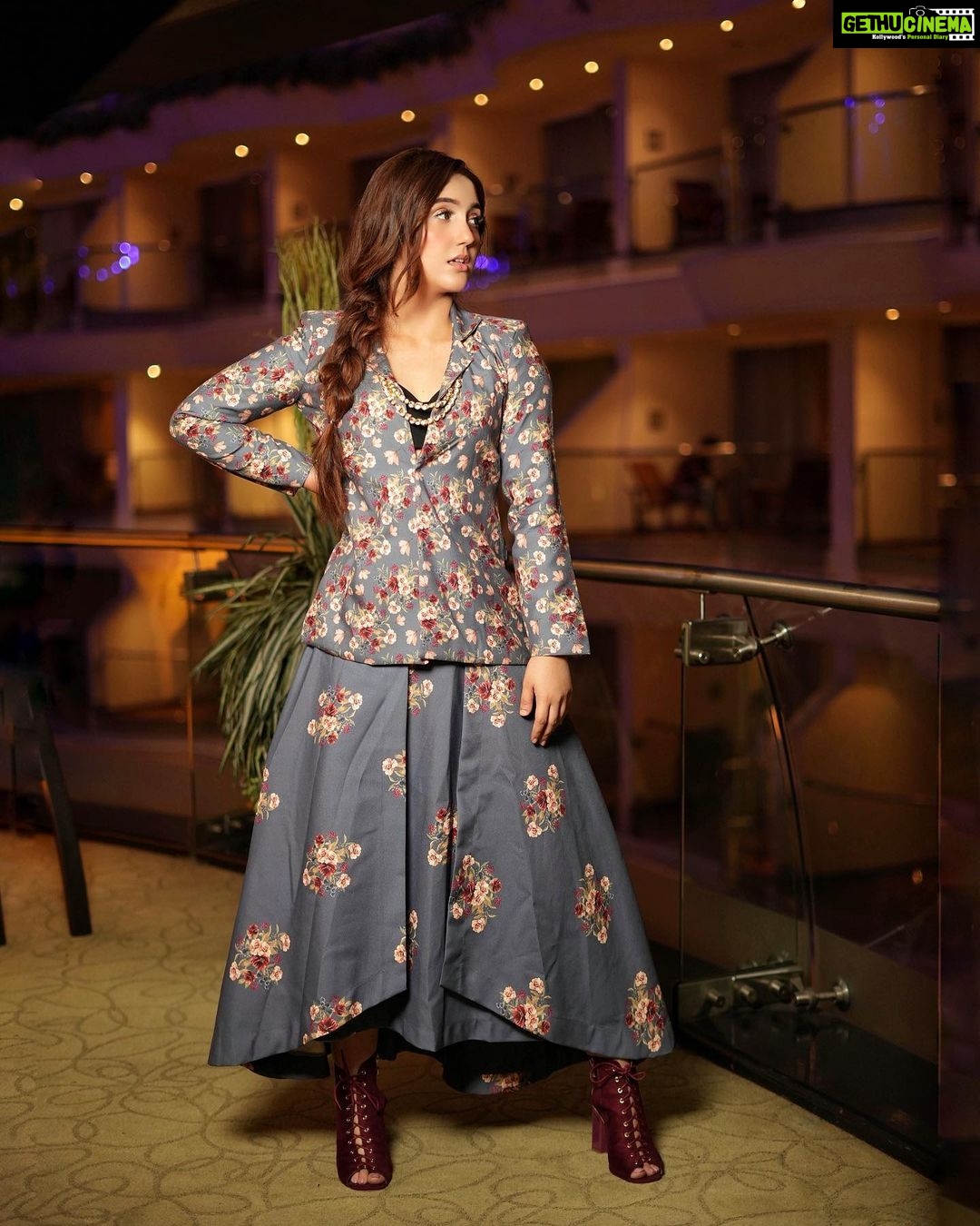 Ashnoor Kaur Instagram - Grace is the face you wear when you meet raw imperfections🤍 . . . #AboutLastNight #WhatIWore #AshnoorStyleDiaries 👗 @pasha.india 🧣 @akansha.27 @tiara_gal 📸 @akphotography_mumbai