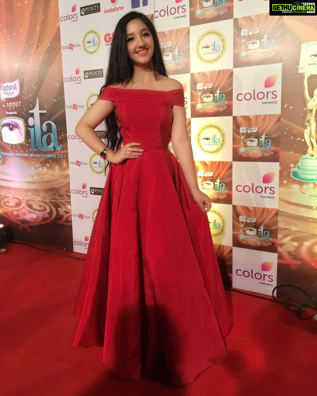 Ashnoor Kaur Instagram - About last night.. #17thITAawards Outfit by @whatsinofficial