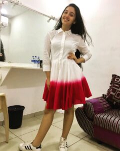 Ashnoor Kaur Instagram - Good morning❤ #positiveVibes #makeuproomscenes Outfit by @dream_fashion4u #ashnoorkaur Mumbai, Maharashtra