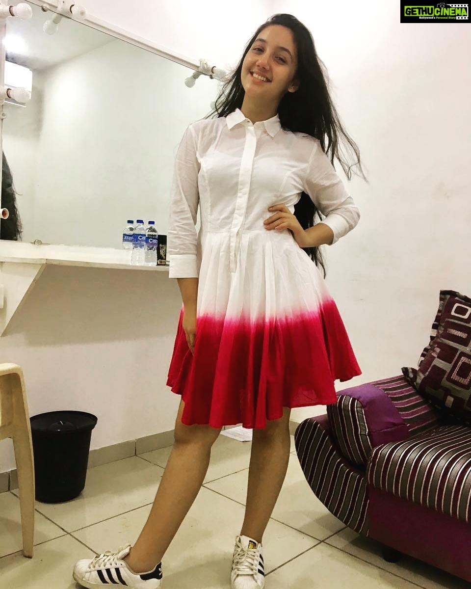 Ashnoor Kaur Instagram - Good morning❤ #positiveVibes #makeuproomscenes Outfit by @dream_fashion4u #ashnoorkaur Mumbai, Maharashtra