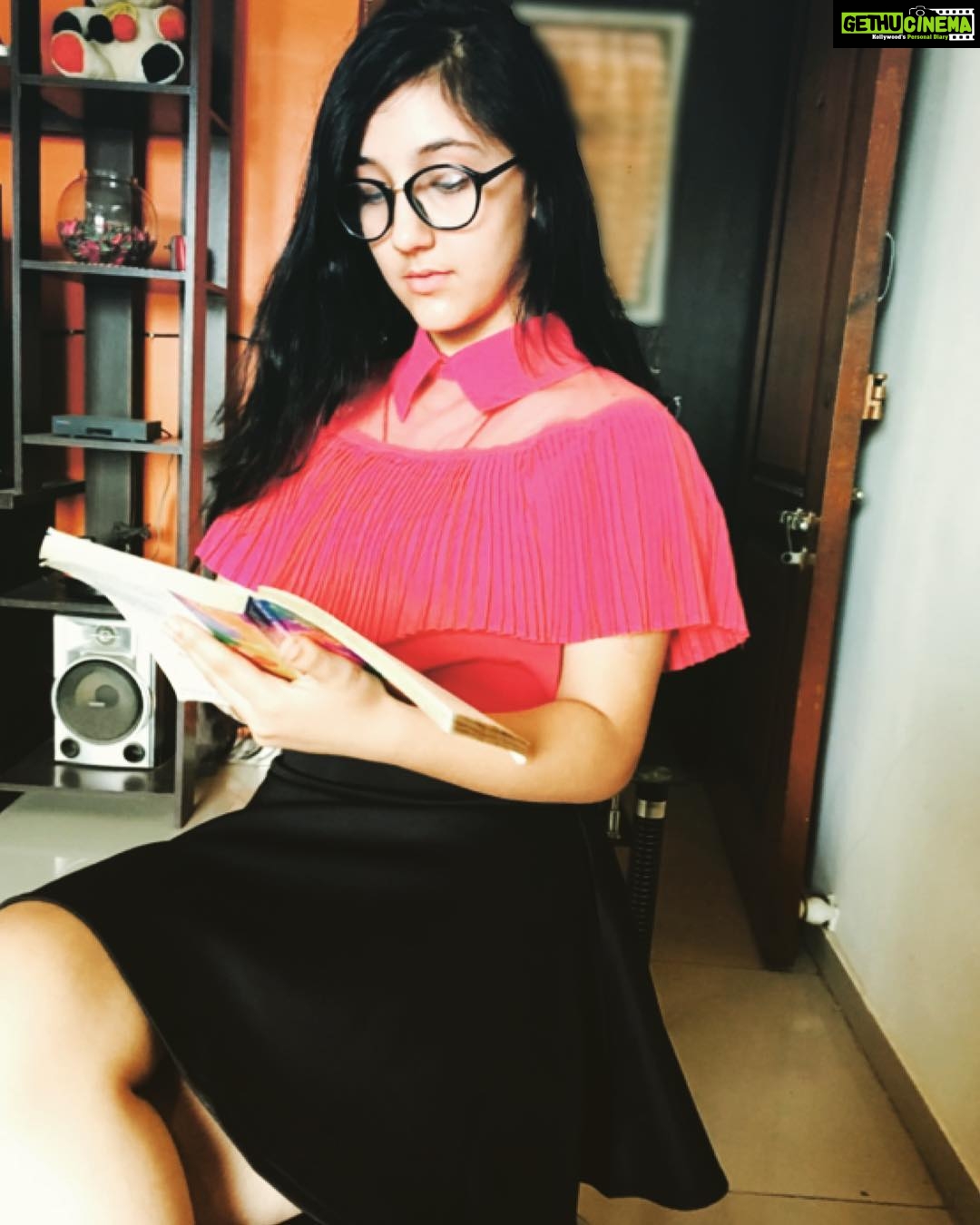 Ashnoor Kaur Instagram - A normal human lives just once, but a reader lives ai least a hundred times more❤️ ty @you_nique_store for the lovely outfit and glasses❤️ just loved them💯 #ashnoorkaur #ashnoor #you_nique_store India