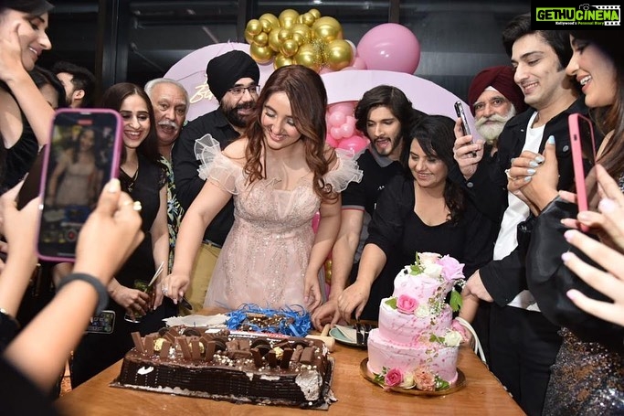 Ashnoor Kaur Instagram - Birthday memories as sweet as the birthday cake🎂♥️ . . . 📍@mannrangi 🎂 @bakeoholicdesserts 🎊 @set_style_snap 💄 @shine_and_shadow_ 👗 @alesandracouture 📸 @smileplease_25