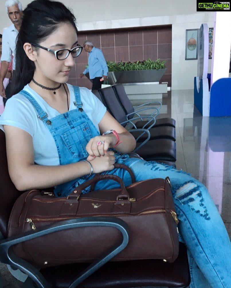 Ashnoor Kaur Instagram - Trip to Kerala was really comfortable with this really lovely n stylish Armani bag.. d capacity is good as well... ty @style_vitae for it❤️ #ashnoorkaur #ashnoor #style_vitae
